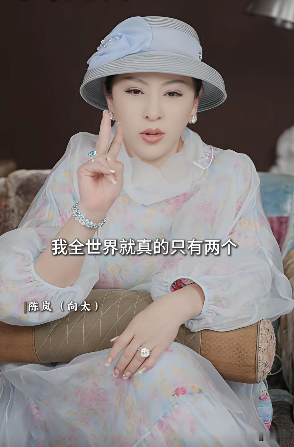 向太说她俩干儿子，萧敬腾一个，黄晓明一个。说起来黄晓明认亲那出，现在听着还