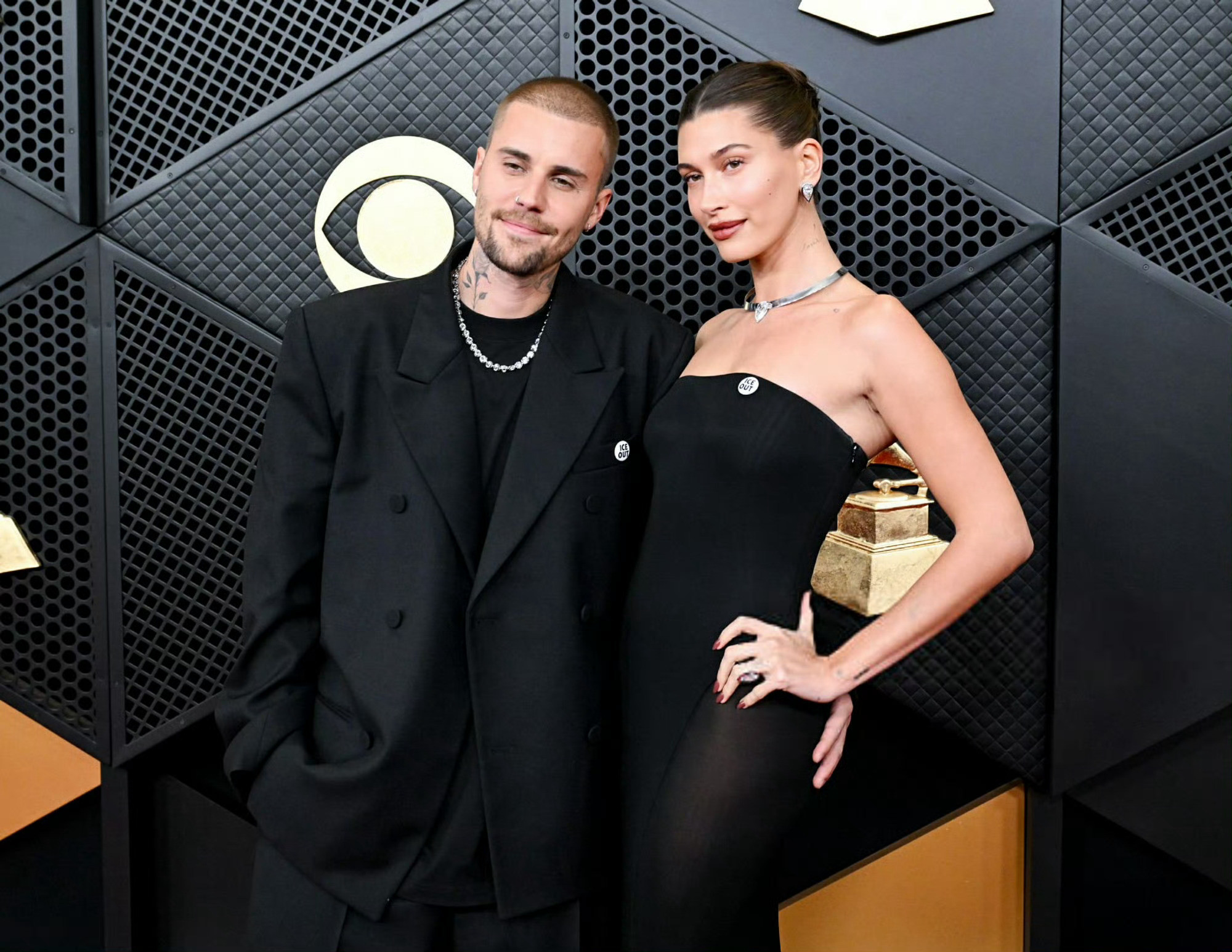 JustinBieber与HaileyBiber亮相第68届格莱美，夫妻二人