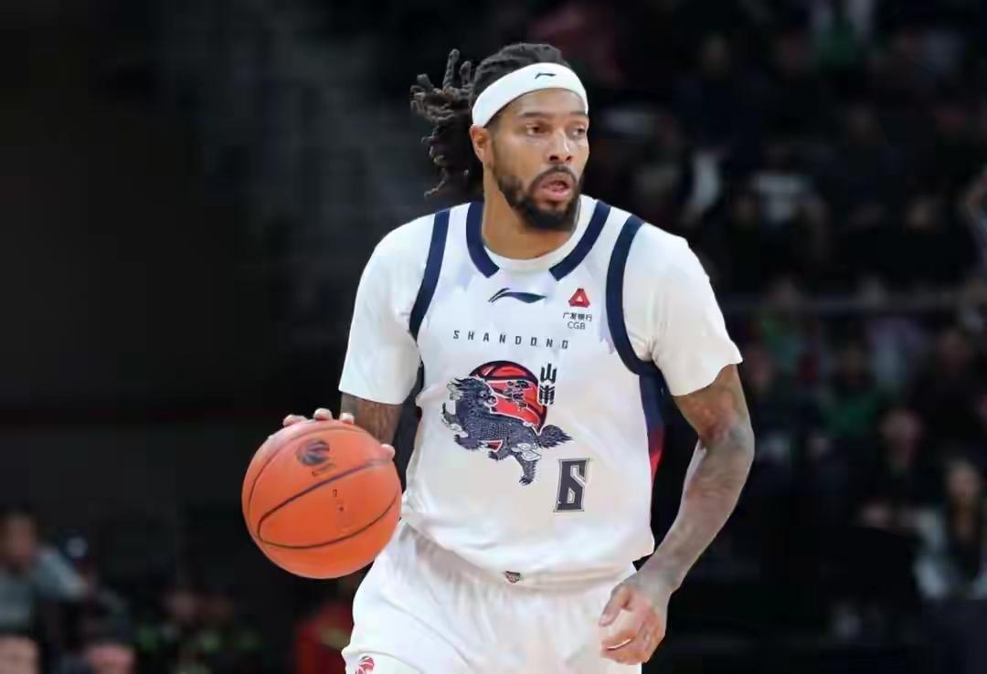 山东男篮客场大胜新疆，7人得分上双是全队胜利。①约翰逊真不错，突破第一步真快，一