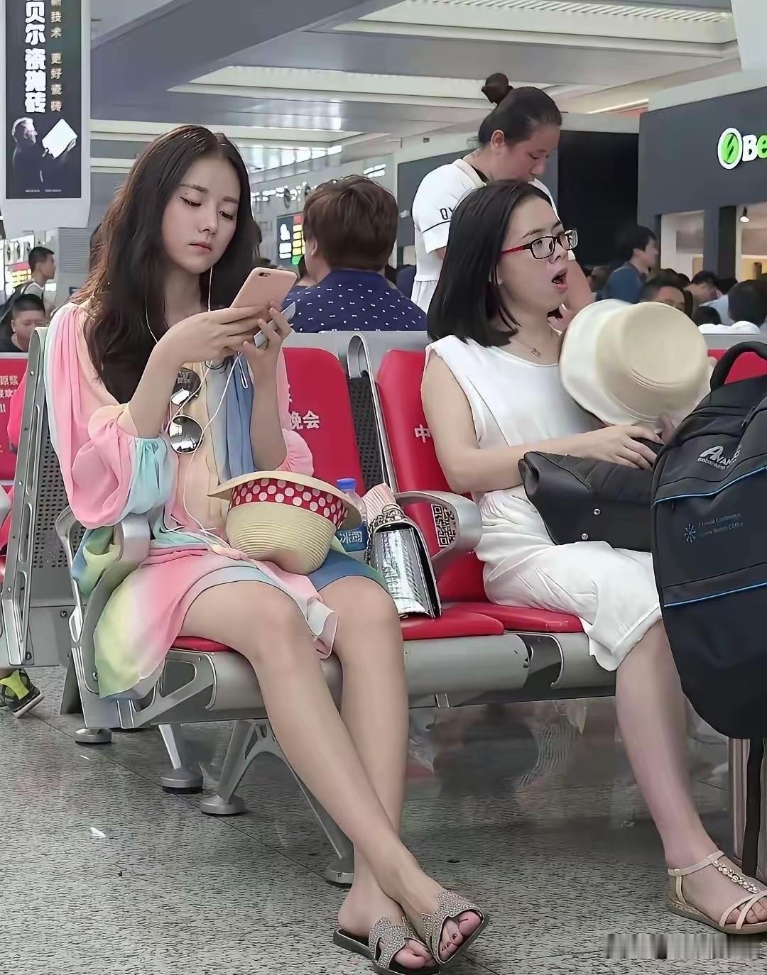 出差时路遇一个惊艳的美女，当时她正坐在在那里听歌，慵懒的气质衬托着忧郁的面容深深