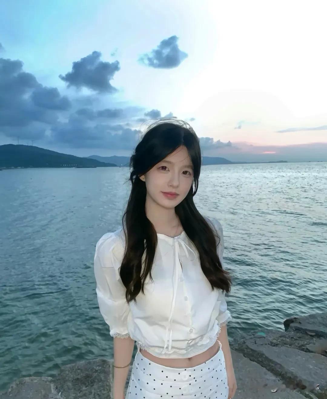 晚霞邂逅大海，少女独享浪漫夕阳洒金，海浪轻吟，她静立岸边，任风拂过发梢，