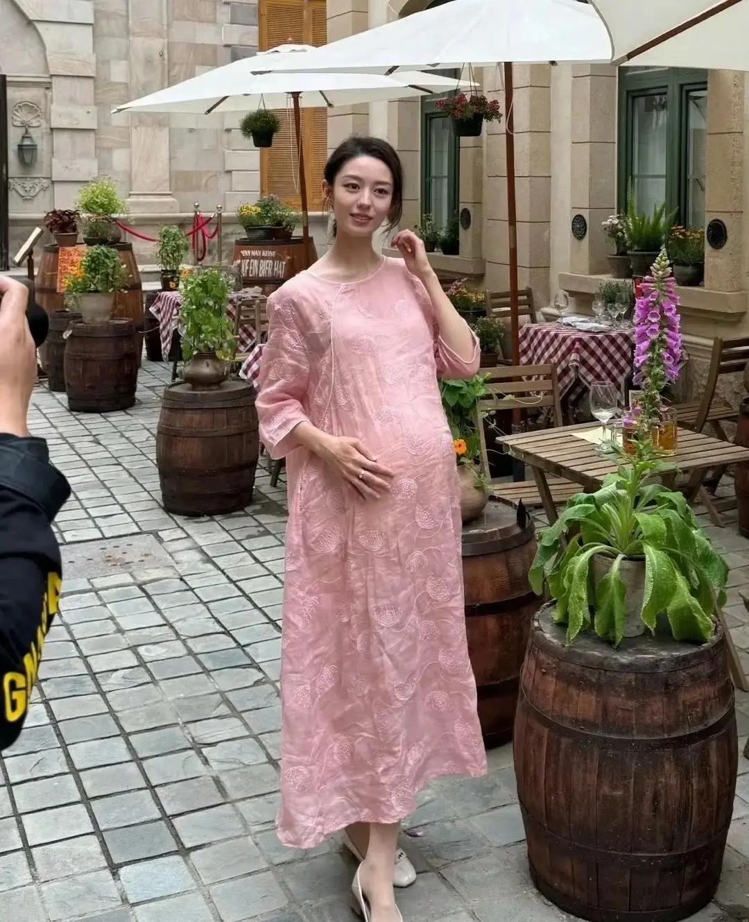 明星就是好。怀个孕都这么精致好看。