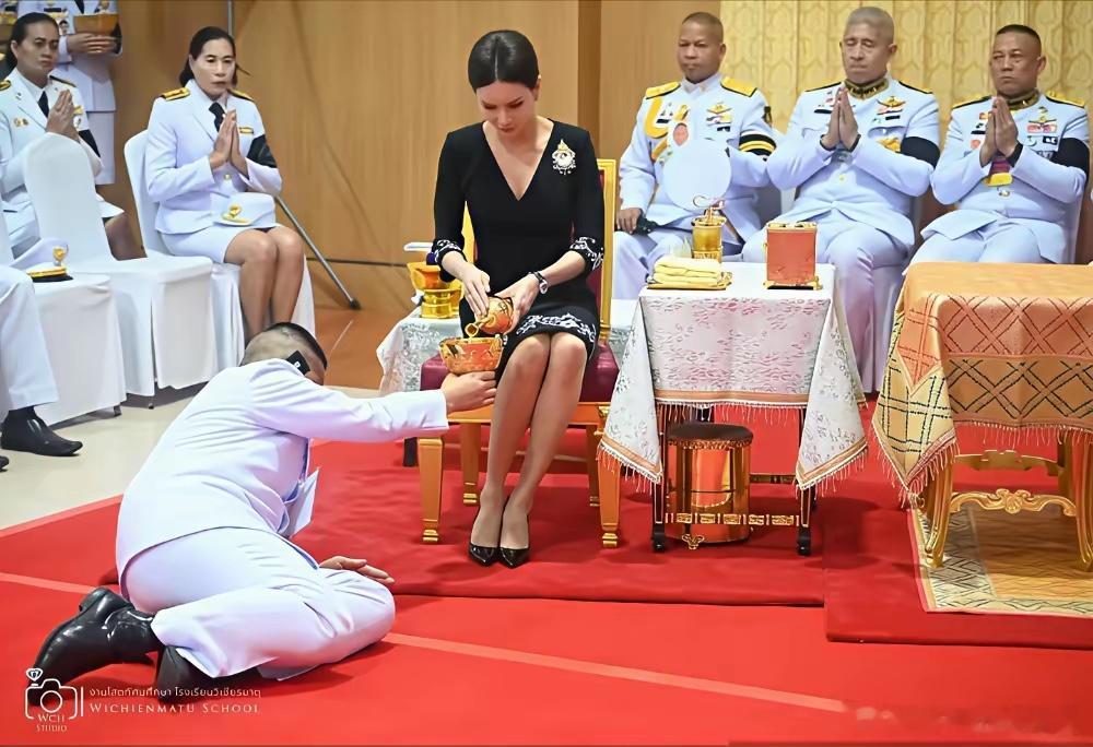 泰国王室新宠吗，年龄和气质上碾压苏提达！