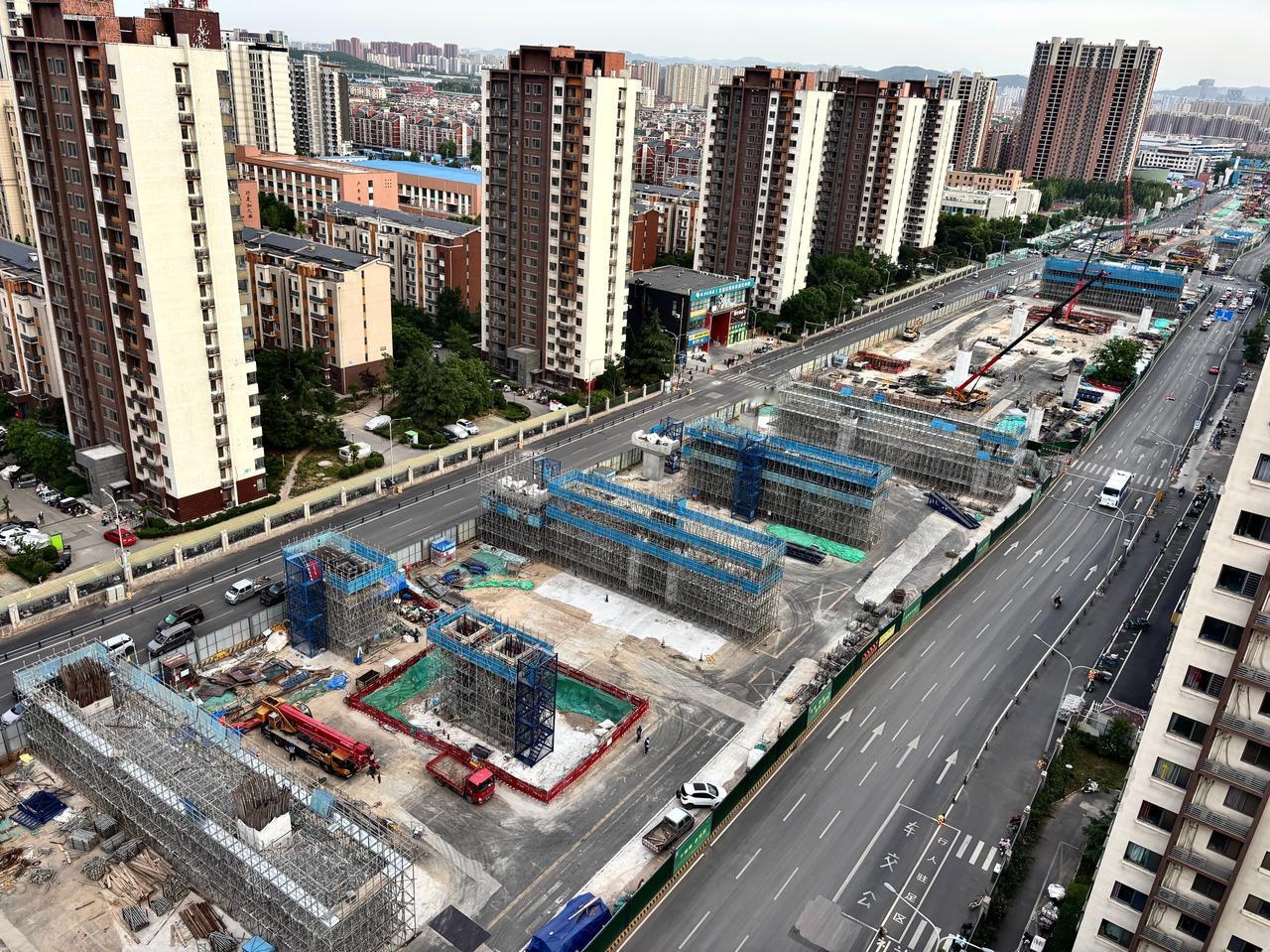 又有新图！济南凤凰路高架正在建设！图片为万象新天、冷水泉居附近路段的建设情况。