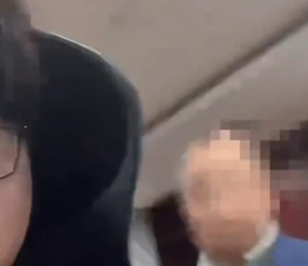 公司发年终奖，员工每人1万元，而领导却给自己发30万，引发众怒！前不久，有网友