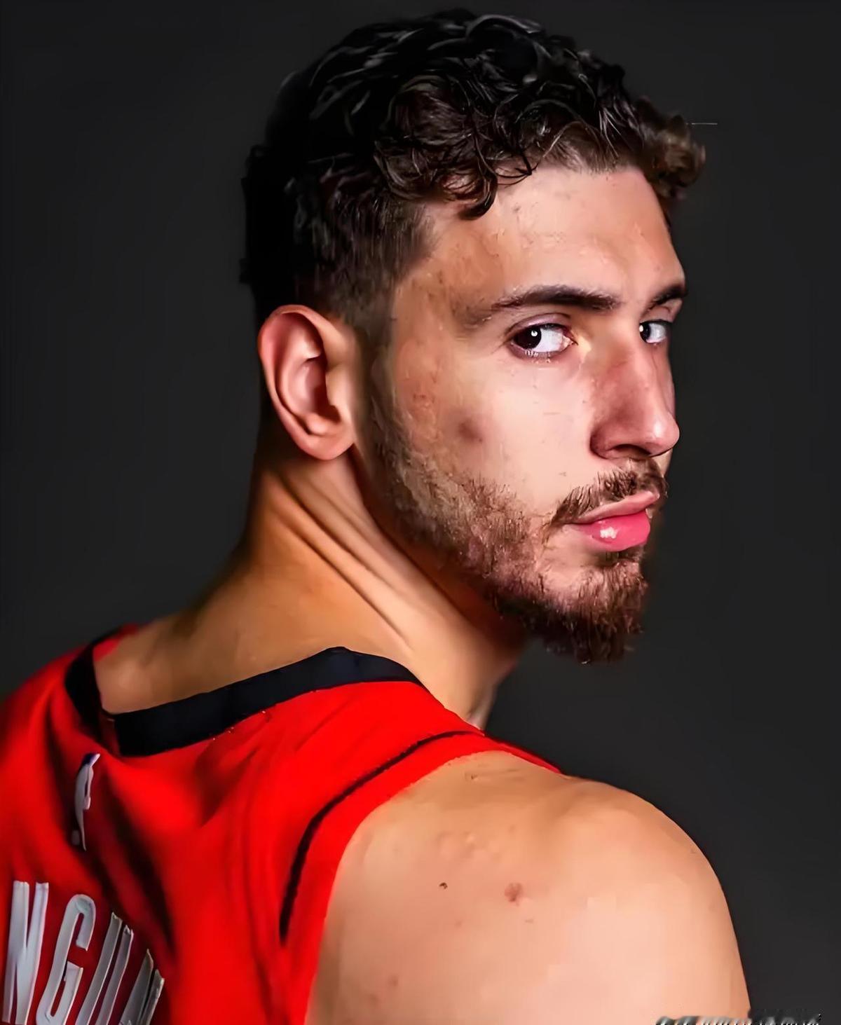 申京不投三分，但每球都像在打游戏开挂。28分11板10助攻，三双说来就来，火箭