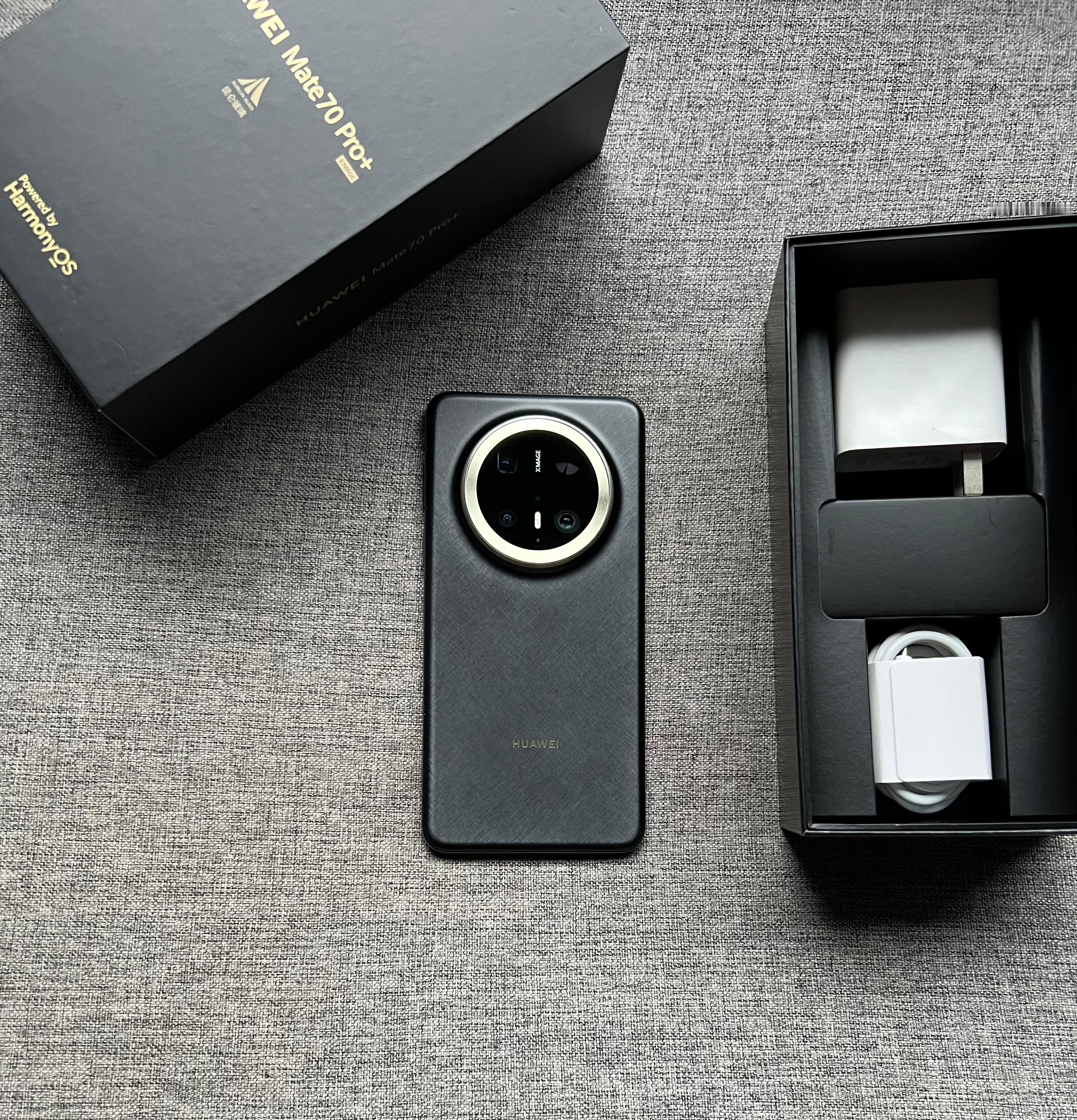 华为Mate70Pro+16+512G墨韵黑，屏幕小划痕，外壳轻微划痕，