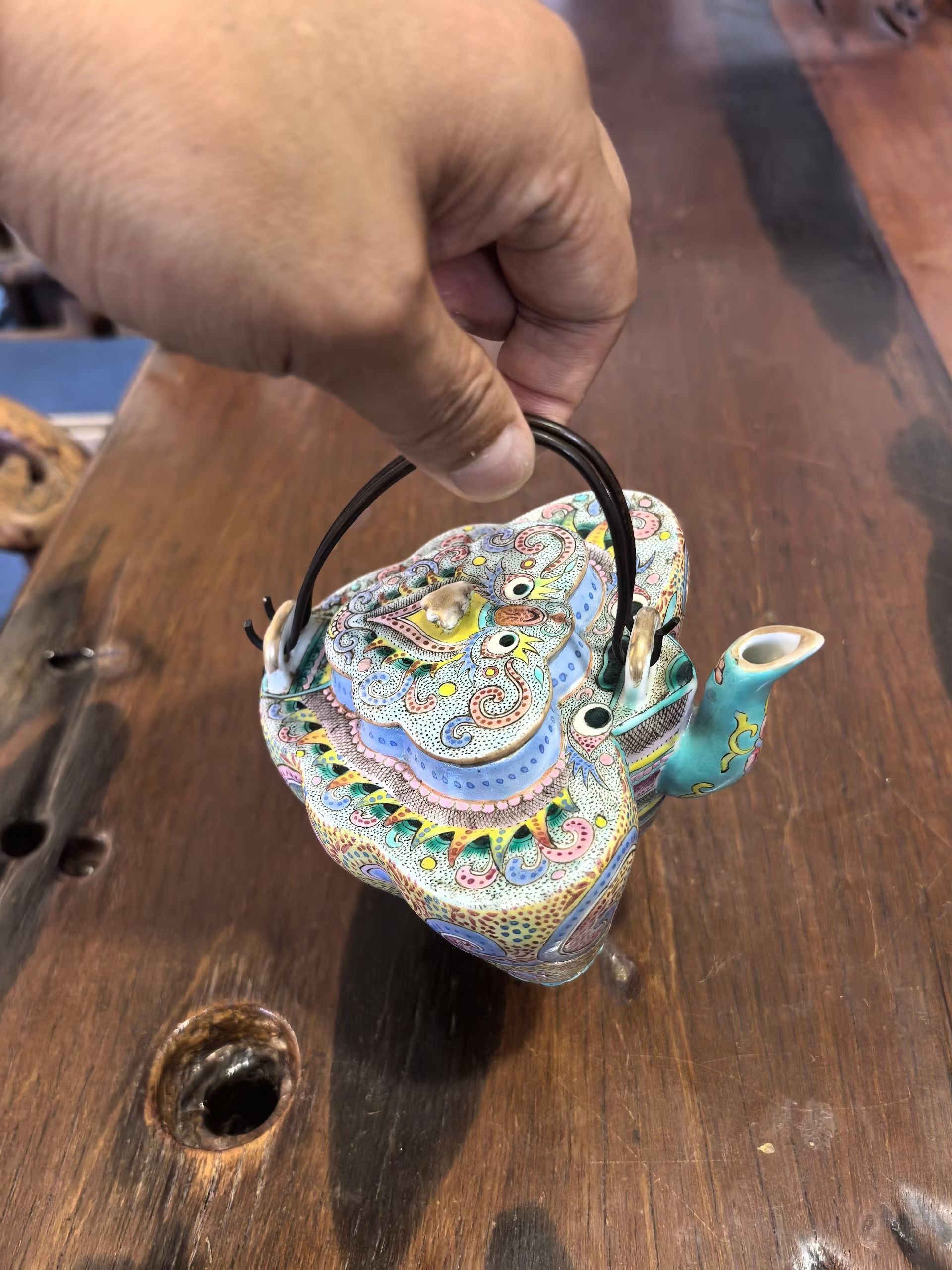 茶壶蝴蝶粉彩提梁壶，一把提梁拎起一段旧时光！老物件随手拍遇见艺术共赏随手拍[