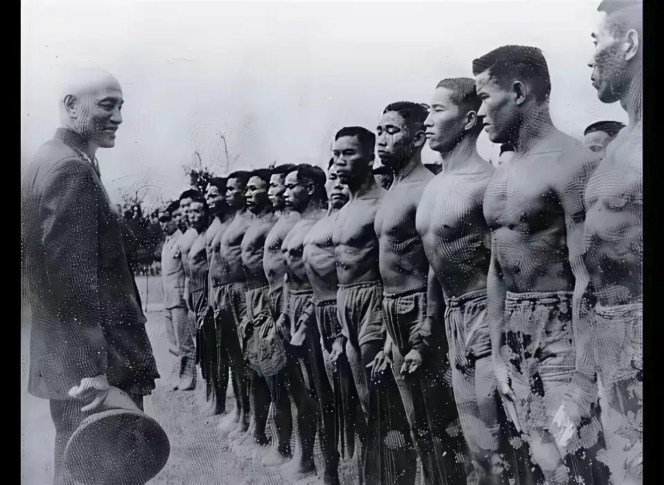 蒋介石视察部队，当兵的身材很魁梧呀，难道是士兵中的精锐？