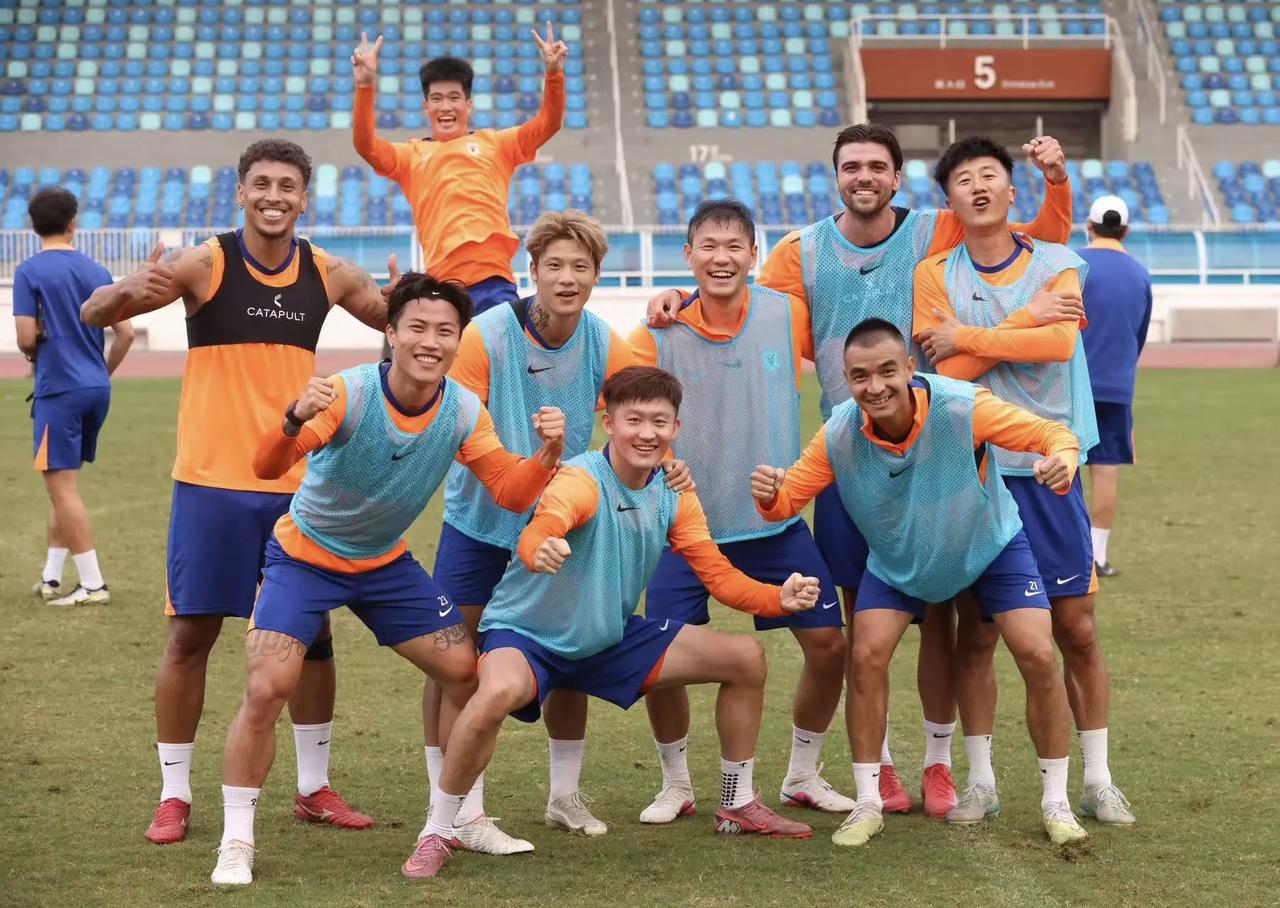 山东足球队似乎是为舆论所左右，今日大雨登泰山，宿茂臻韩鹏率领全队走这么个形势，令