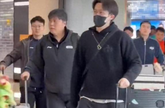 王楚钦主管教练曝光！国乒队服被调侃像校服，孙颖莎短发更精神了刚抵达海口的