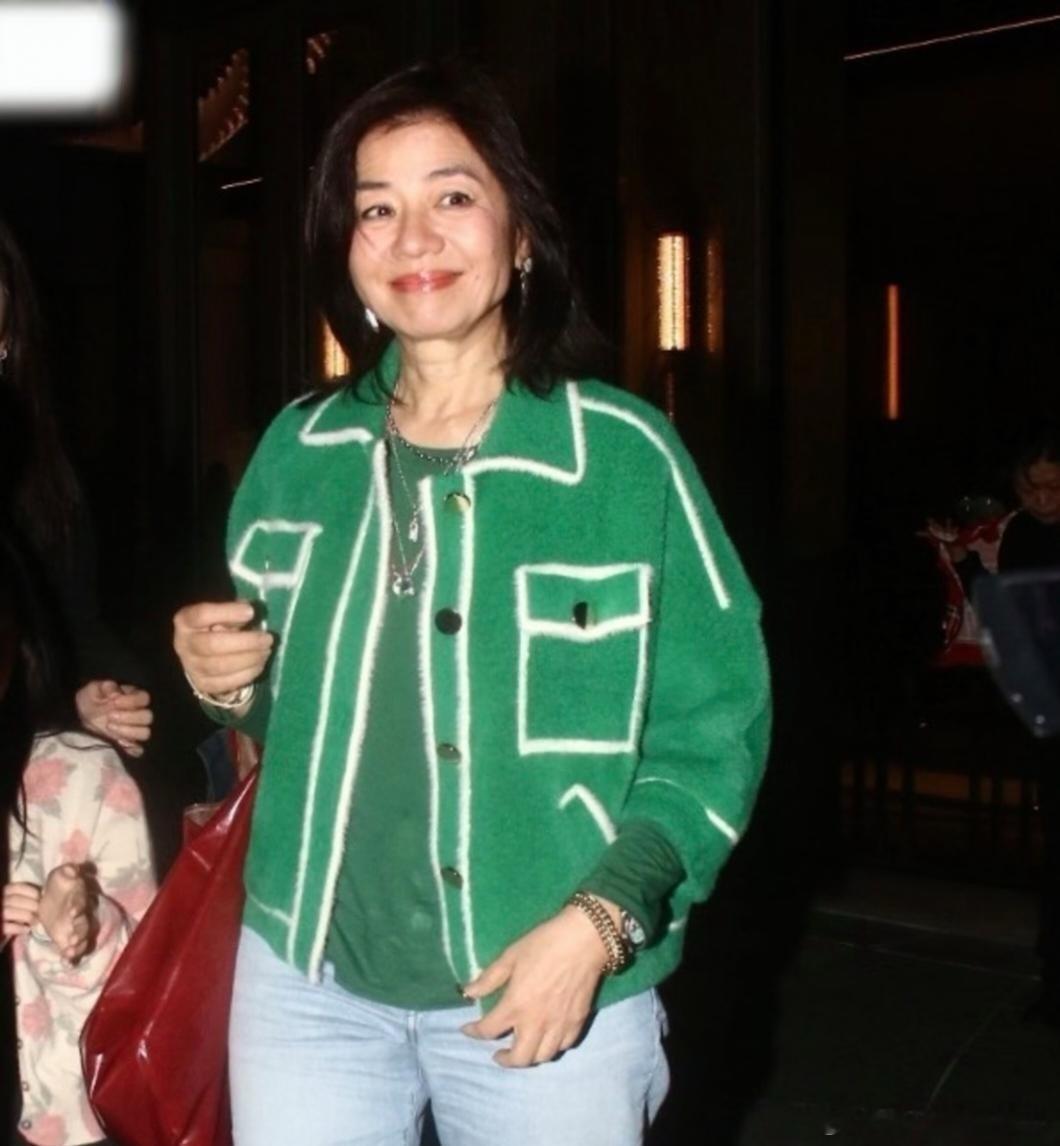 65岁钟楚红在香港看女团演唱会，她的打扮像大妈，面容苍老，脖子上的皱纹好多，真是