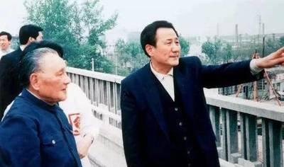 2015年离休老人葬礼上，北京前副市长下跪吓坏老人子女：我太吃惊。张百发是北京市