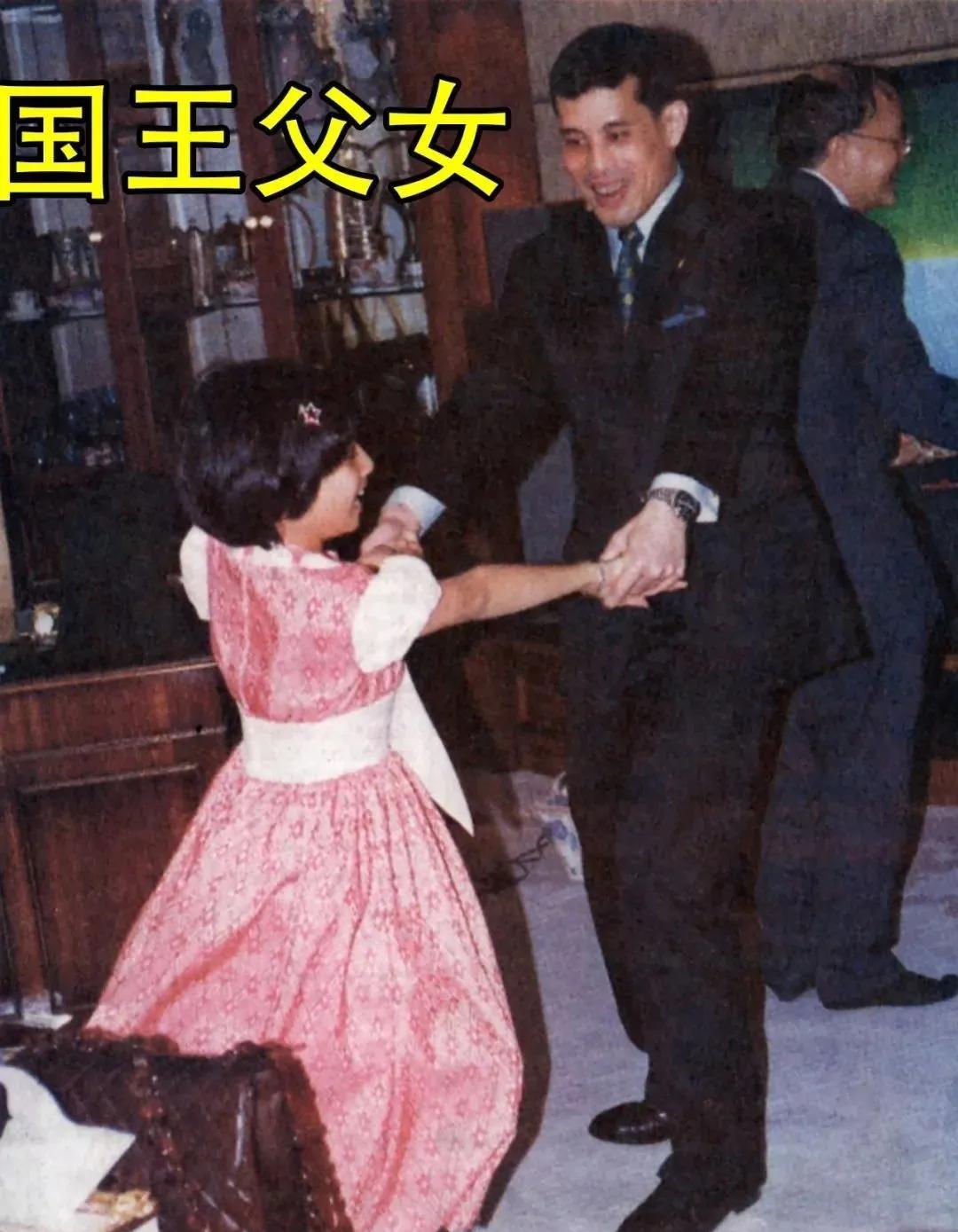 泰王流放二妃子，不爱原配，可也不妨碍他疼爱两个女儿，泰王也是女儿奴一个。儿子嘛，