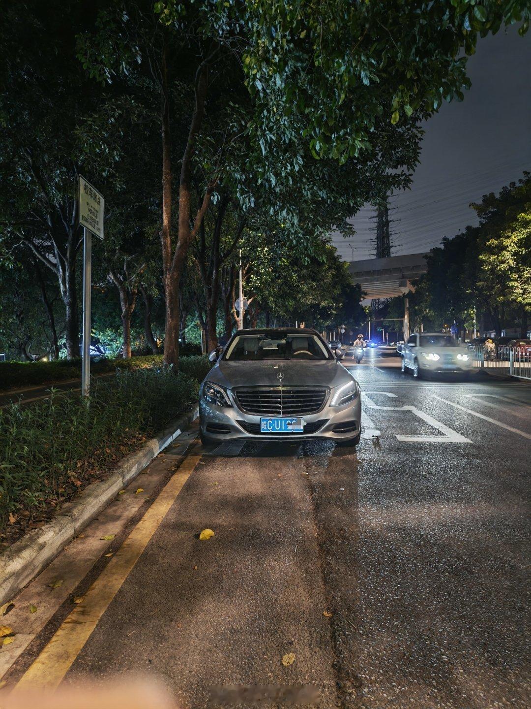 这停车灯用得很标准，没毛病就是停车位置有点问题