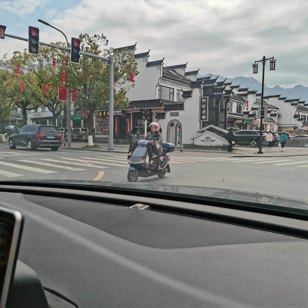 旅游日记没去杭州之前自己就是井底之蛙，去了杭州自己，不但跳出了井里而且还变成了