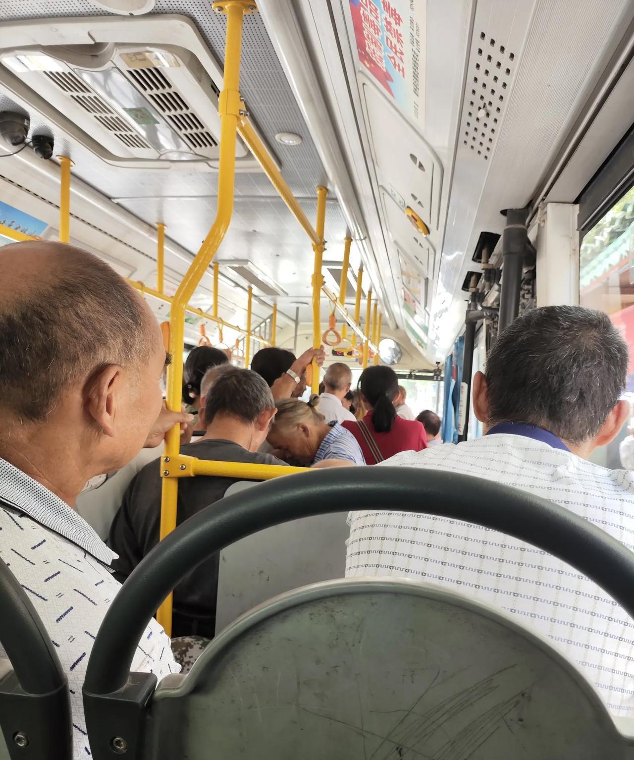 老年人免费乘坐公交车，在农村已经实行了几年，今天坐公交车上县城去办点事，听公交车