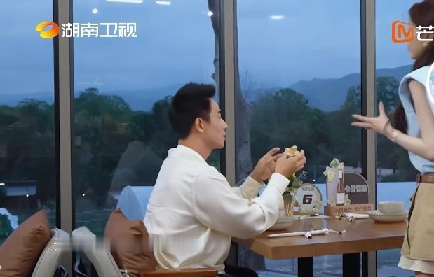 张雅琪送客人孔明锁在《中餐厅·南洋拾光季》节目里，张雅琪拿出提前备好的孔明