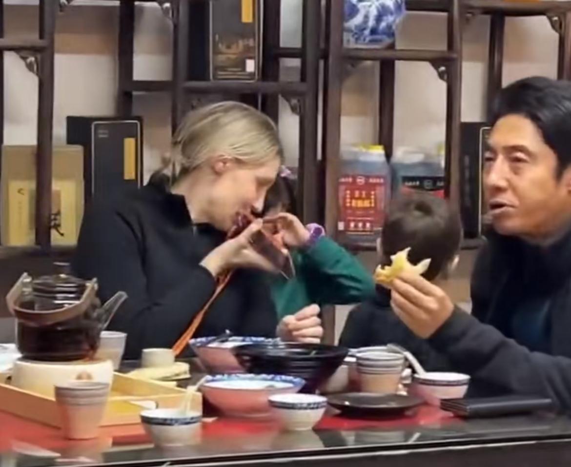 撒贝宁真的是一个好父亲，这不又带着龙凤胎长见识去了！作为央视知名主持，见惯了大