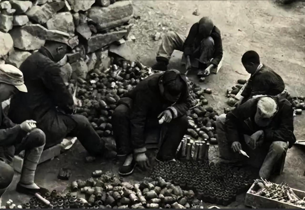1944年，八路军造子弹缺黄铜。河北一老农找到战士，神秘兮兮地说：“同志，我家有
