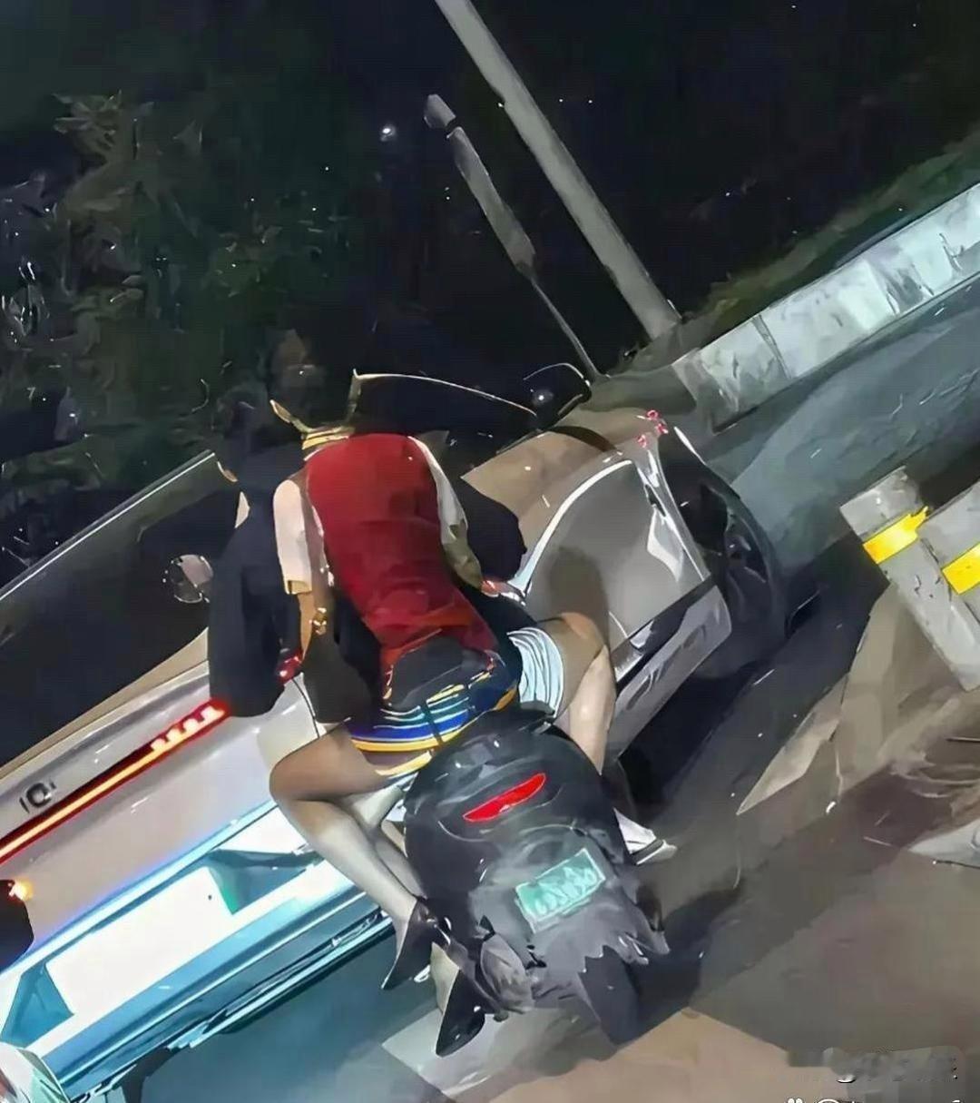 空姐坐电动车姿势也是很美的，不是那个空姐都是坐宝马奔驰的。