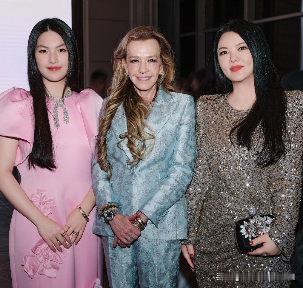 李湘又带女儿王诗龄亮相“高端晚宴”！她喝醉硬亲萧邦女总裁显热络，可何超琼态度却表