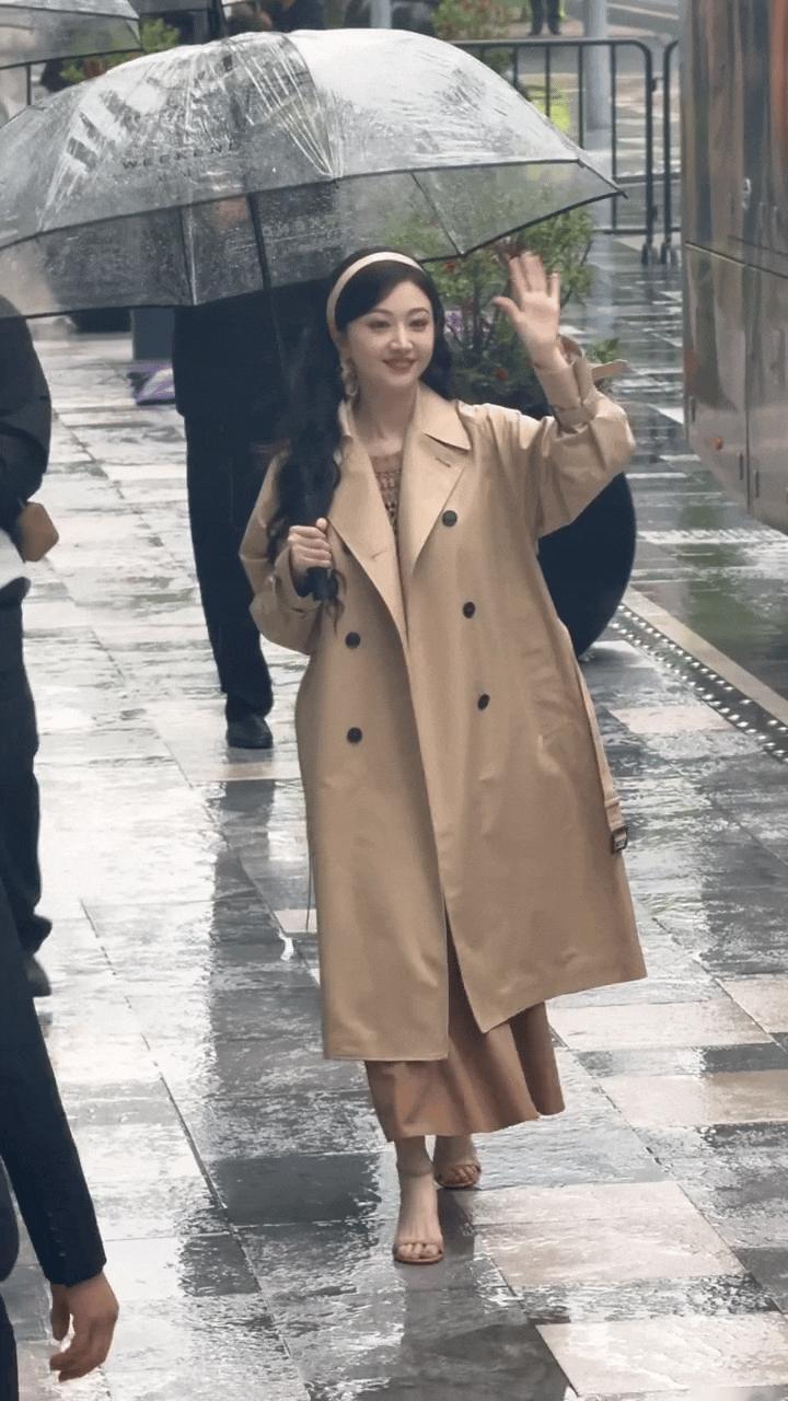 好久不见的景甜还是那么迷人那么亲切！热情的跟粉丝打招呼，还叮嘱粉丝们注意安全！