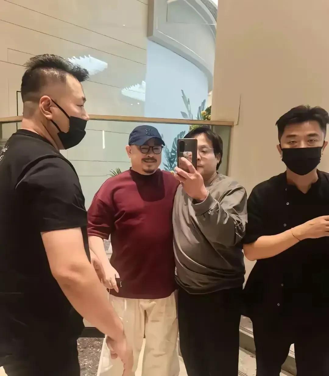 刀郎在大堂偶遇粉丝，粉丝想和刀郎合个影，但被保安给推开了，刀郎一看不高兴了