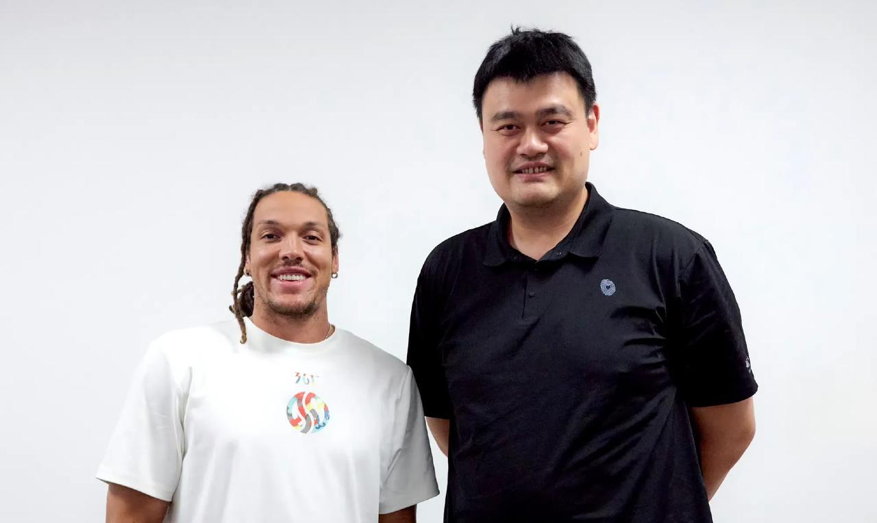 心情舒畅！姚明瘦了不少！姚明又与NBA球星碰面了，这一次是掘金队球星阿隆-戈登