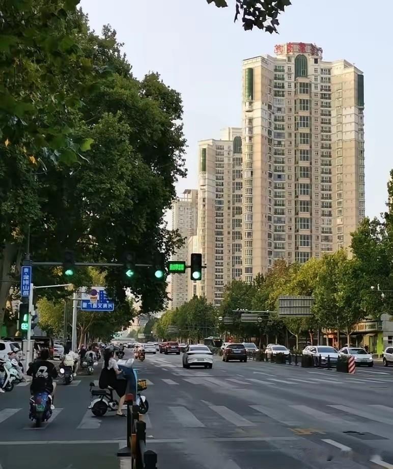 我那个月入三万的闺蜜，现在连下楼拿快递都得扶着墙走。不是摔的。她家的空调，从七月