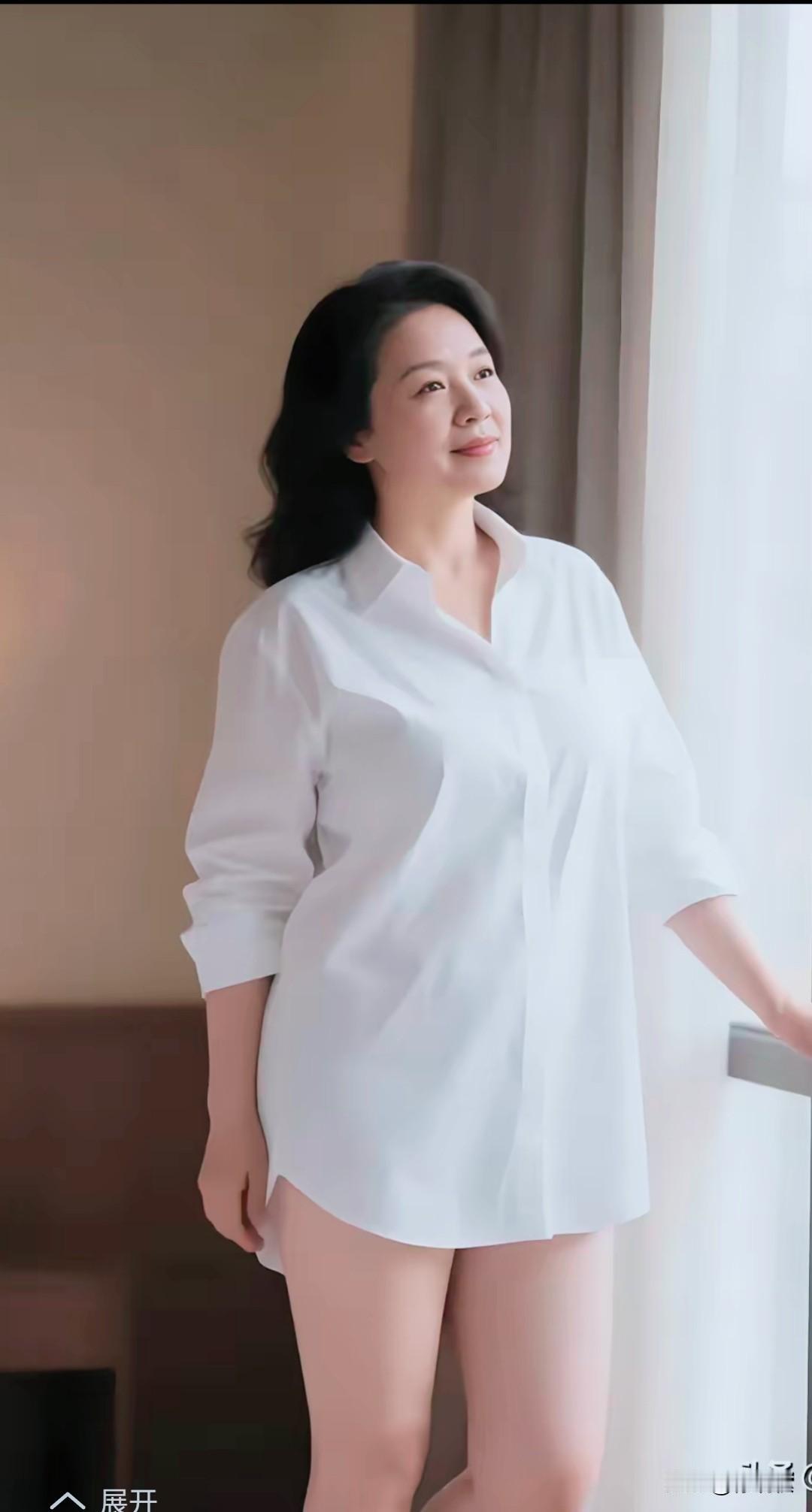 退休生活有意义，没事你要走出去，游山玩水好空气，三五知己在一起，酒杯一端