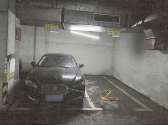 不要脸！女业主突然发现自家车位变窄，测量后发现变窄25厘米，邻居：之前线画的不对