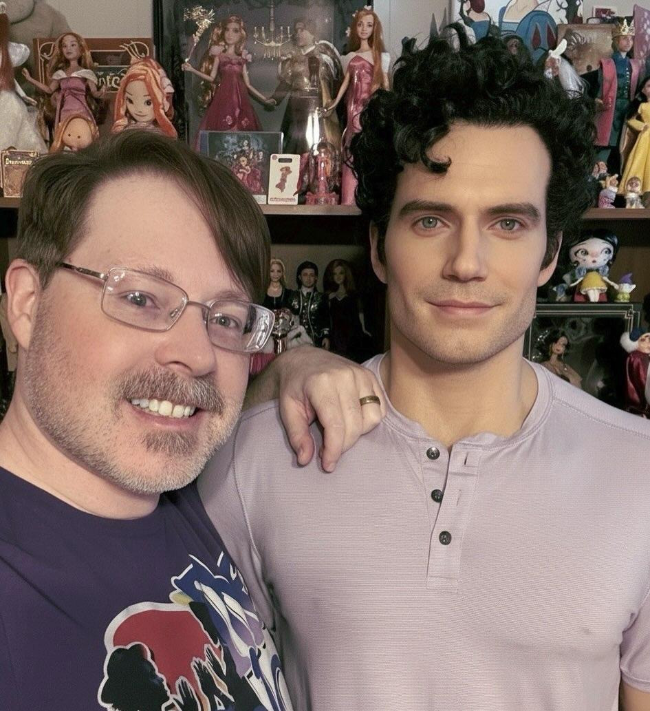 经典回顾‼️去年德克萨斯州一名男子购买了一个亨利·卡维尔的硅胶玩偶。我们至今不知