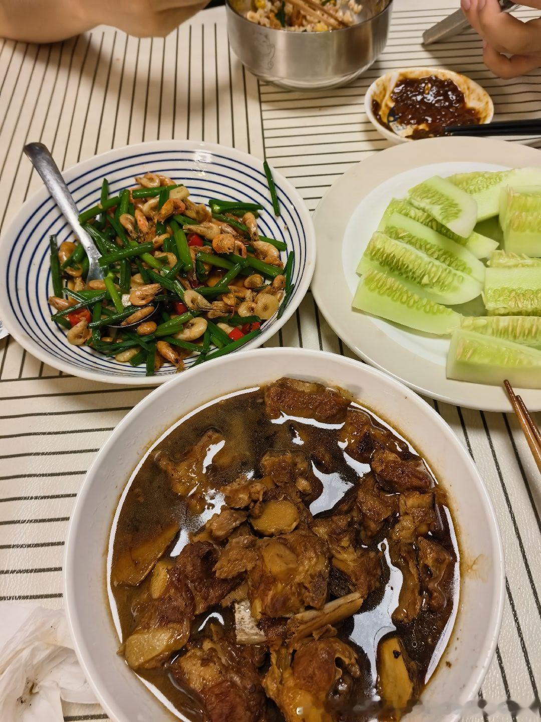 今天小炒河虾有点翻车炸不够透但还是好吃的晚餐