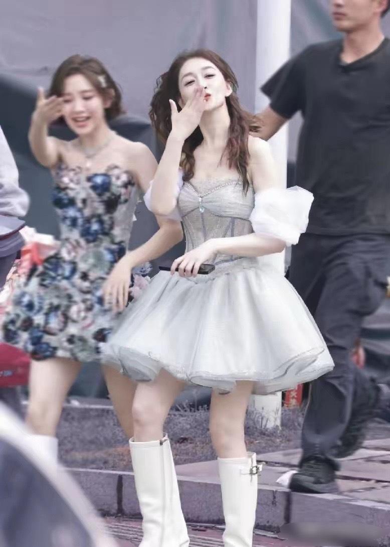 李小冉其实是个特别有个性的人，50岁穿蓬蓬裙扎双马尾，到底是无畏还是固执