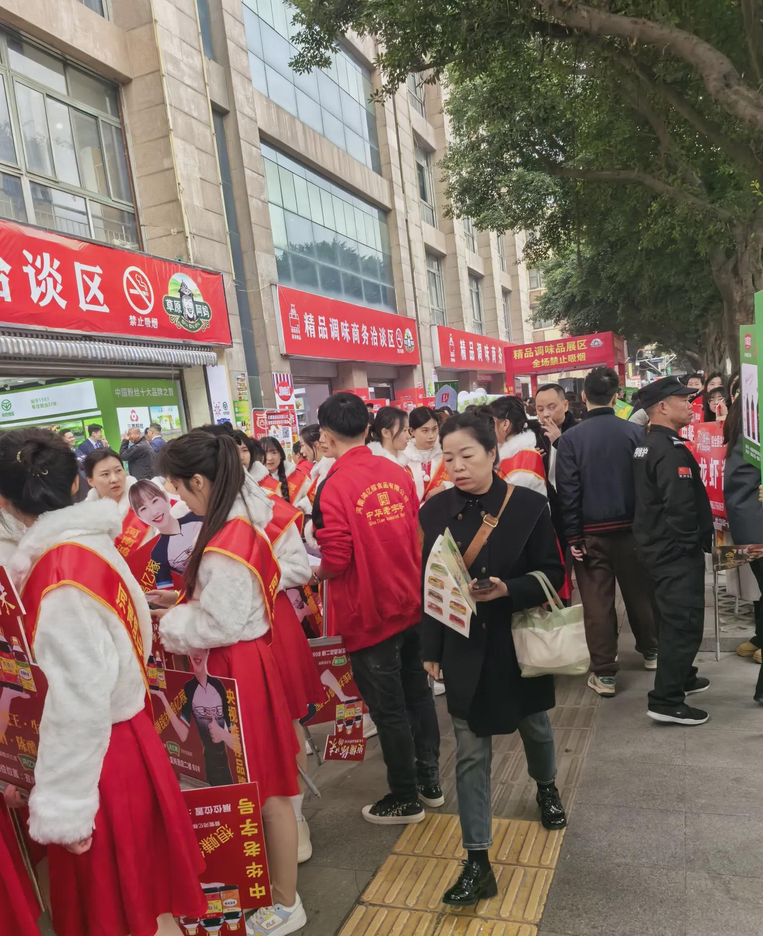 成都春季糖酒会：参展商摩肩接踵期盼客户翘首以待预料消费下滑未料跌