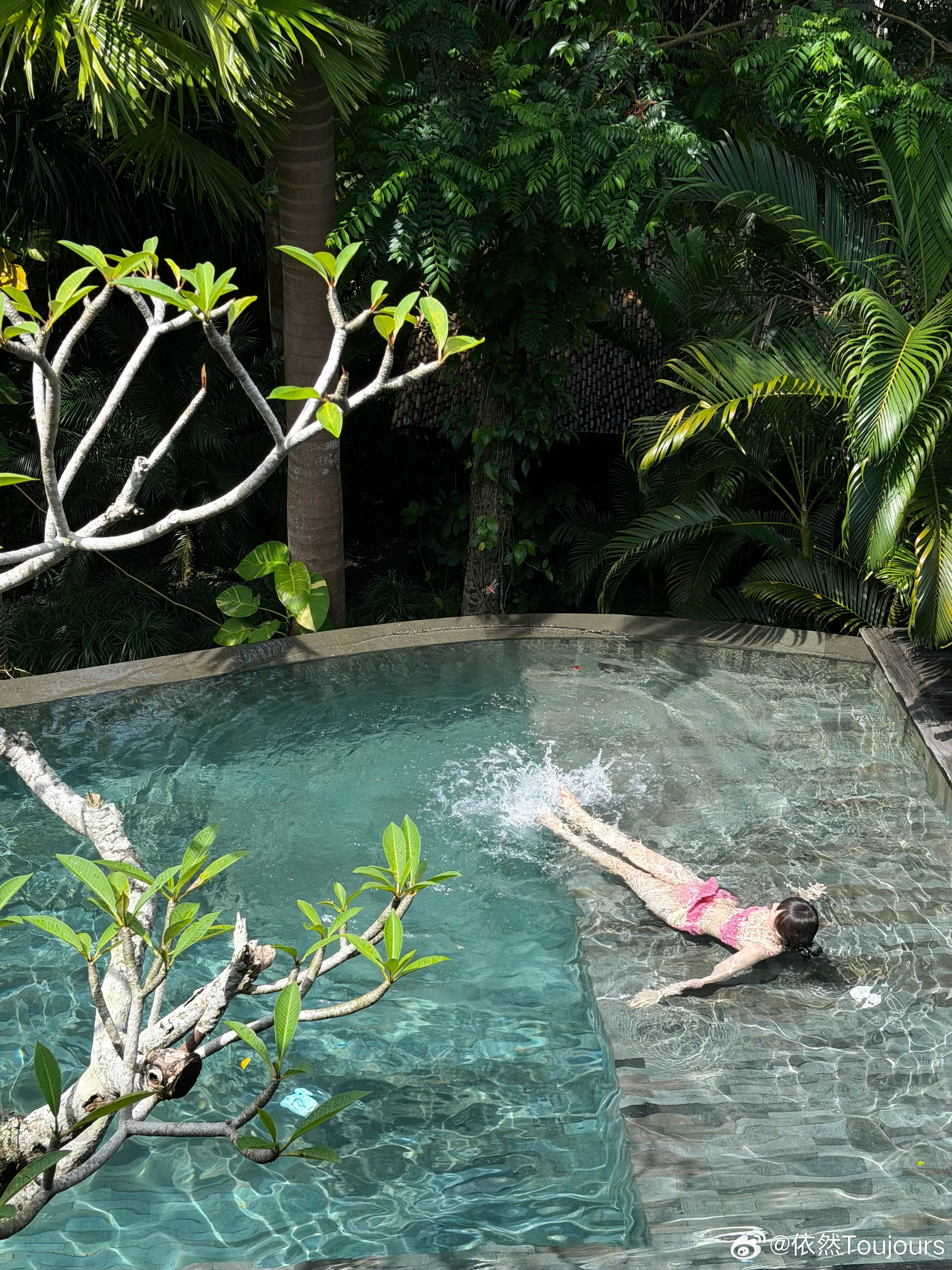 在巴厘岛的最后两天瞬移乌鲁瓦图，大部分时间在酒店里，体验冷热水浴、清晨瑜伽、全素