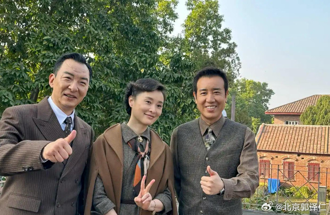 吴越晒53岁生日照，与于和伟共度过，男帅女美气质出众，徐峥也在