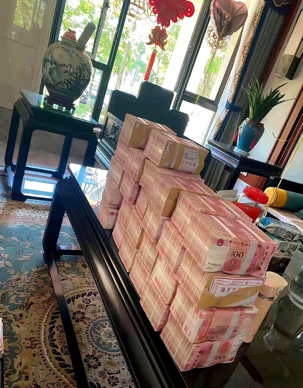 见过太多这种剧本了，银行卡余额从八十多万，一夜之间跳回个位数。不是赌博，也没碰