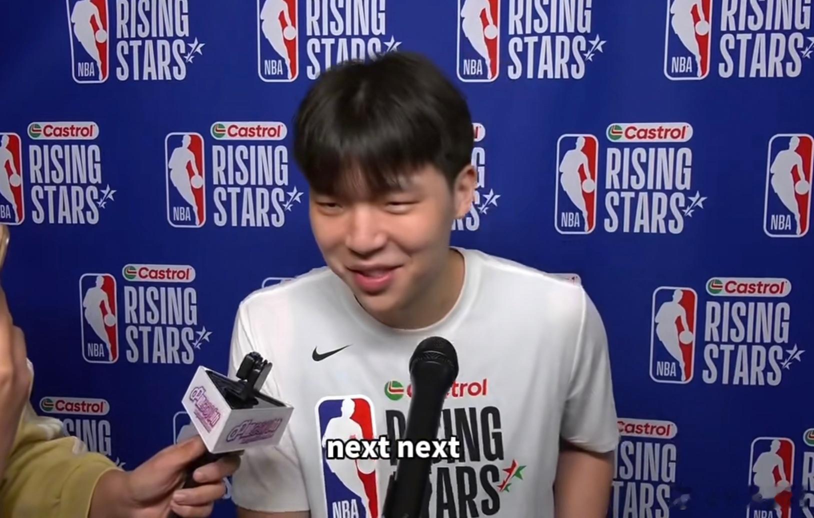 刷到有记者采访杨瀚森提问：“如果国家队比赛和NBA赛季遇到冲突时，你会选择去哪边