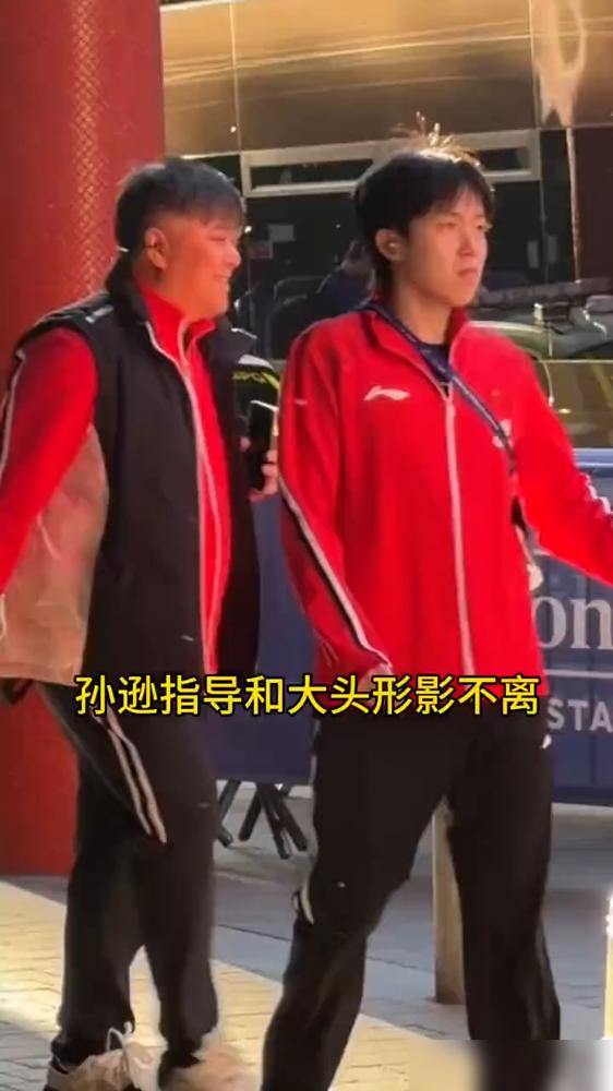 你以为国乒伦敦是去度假的？孙颖莎嘴上急出火泡，王楚钦累得眼神都拉丝了，这地滑得能