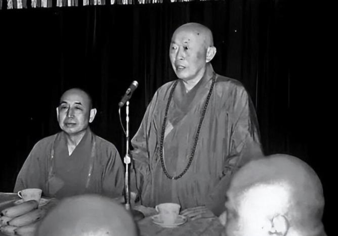 1949年天安门城楼上，六百多位开国元勋齐聚，人群中站着一个光头僧人。他叫巨赞，