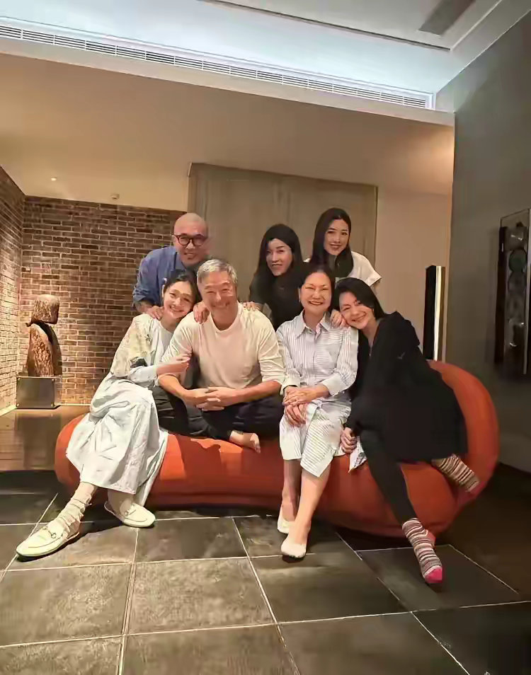第一任老公，出轨，但不希望她离去。第二任老公，尊重她，给她提供了情绪价值，但不