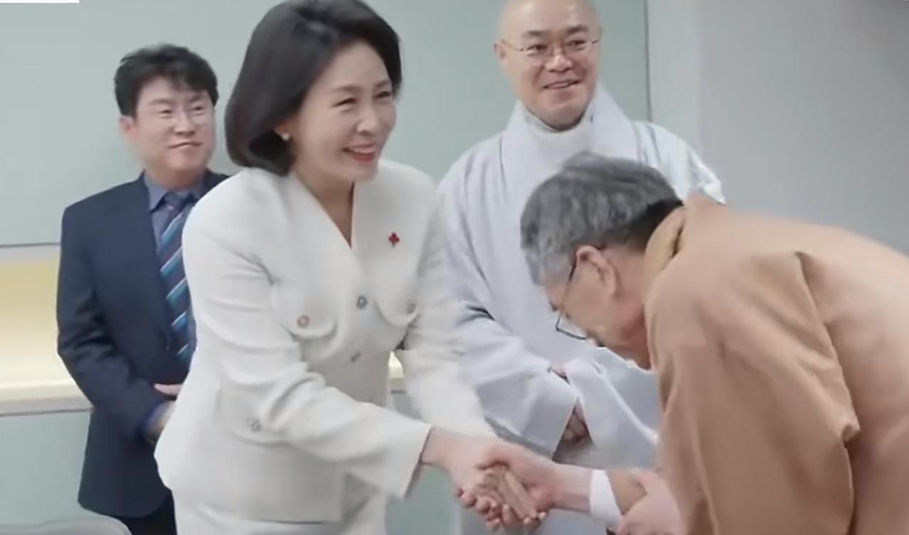 韩国的和尚，被总统夫人请去参加祈福国民的岁末晚宴。我的第一反应就是，韩国还有和尚