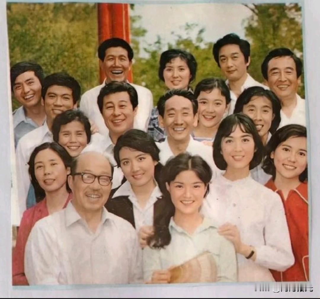 一张老合影，您能认出多少个演员的名字？照片充满了八十年代温柔感人的气息。一群