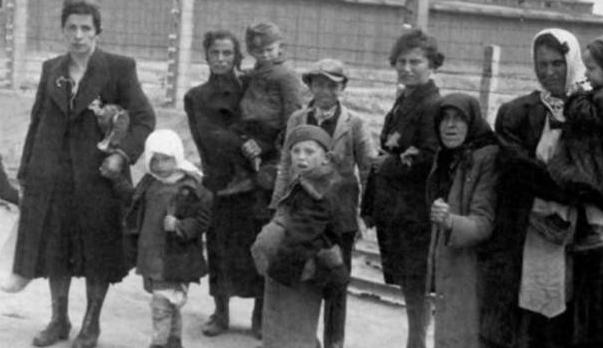 1944年，纳粹德国的集中营里，变态的纳粹士兵将女囚集中到广场，命令她们脱光衣服