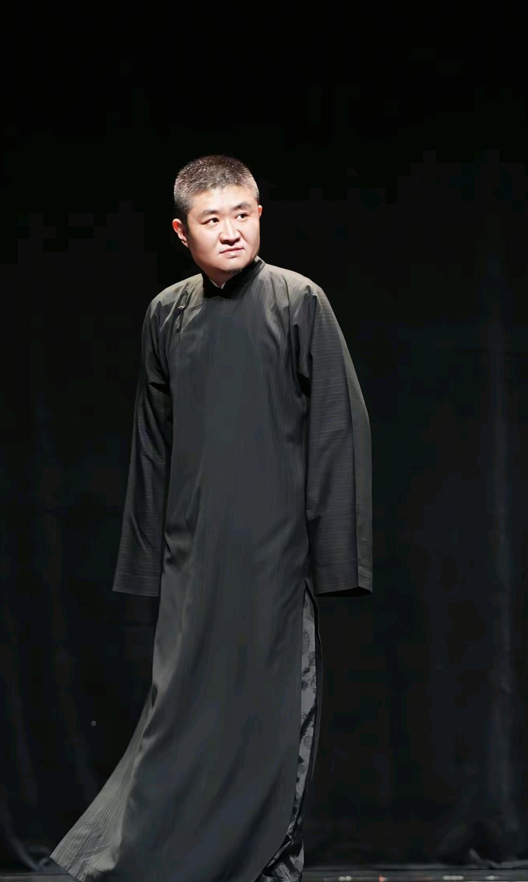 苗阜最近挺委屈，说自己守着西安说相声太难了，辛苦一年，园子不但不赚钱，有时候连水