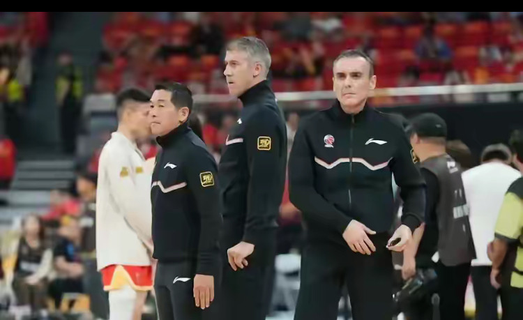 脸都不要了，全运会裁判肆无忌惮，无理驱逐周琦，恶意吹罚辽宁队就在刚刚，全运会