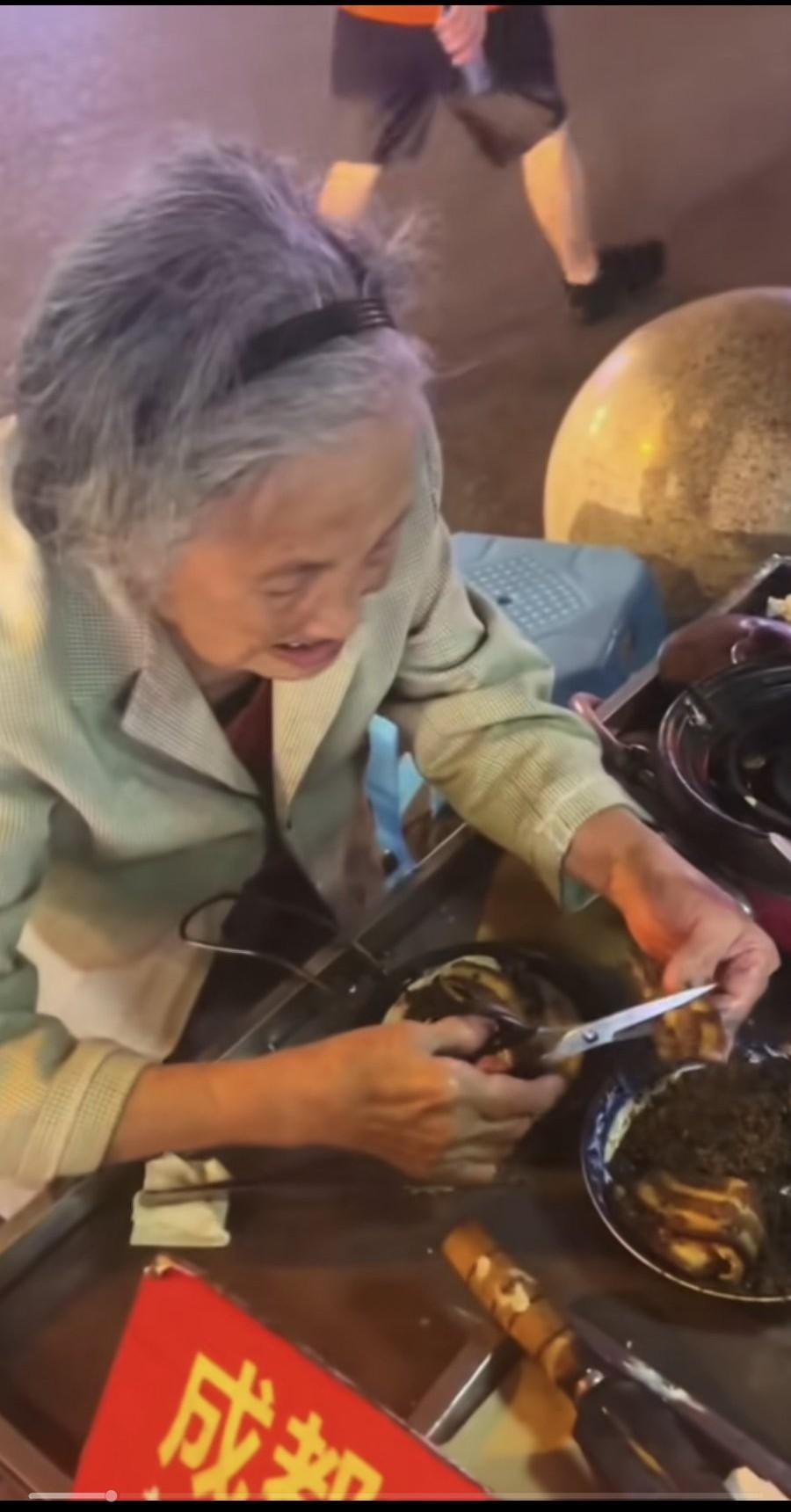 摇裤儿当抹布的事情你刚过，老太太又开始徒手剪烧白来了，这个卫生条件，我是真的搞不