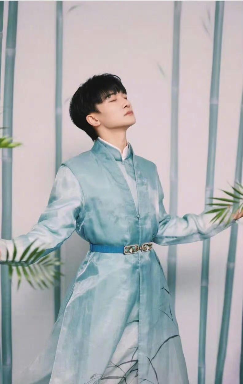 太爱周深的古风扮相了——长衫广袖拂过时光，墨发轻扬间自带古韵，仿佛从画中走出的谪